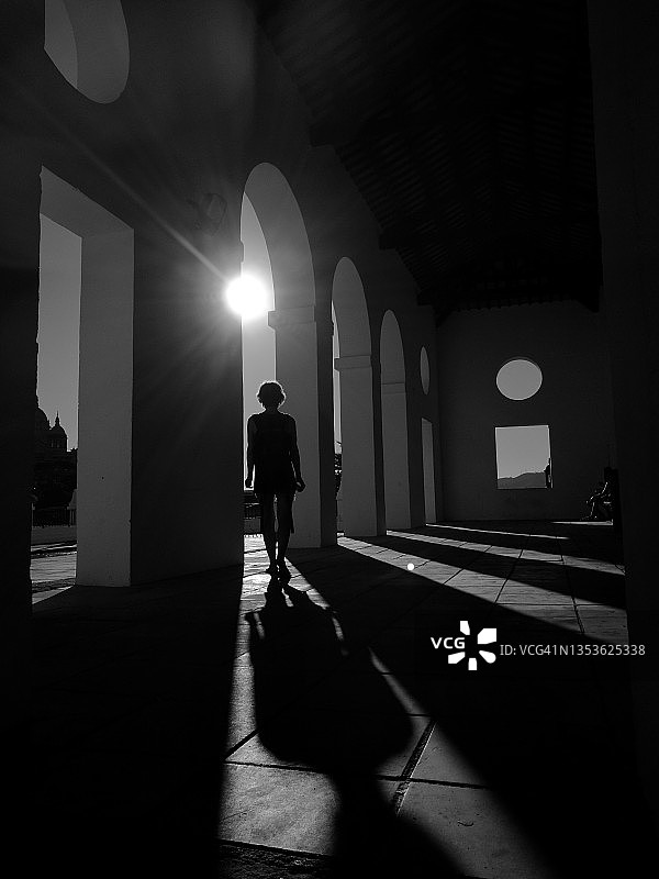 小巷中的逆光剪影图片素材