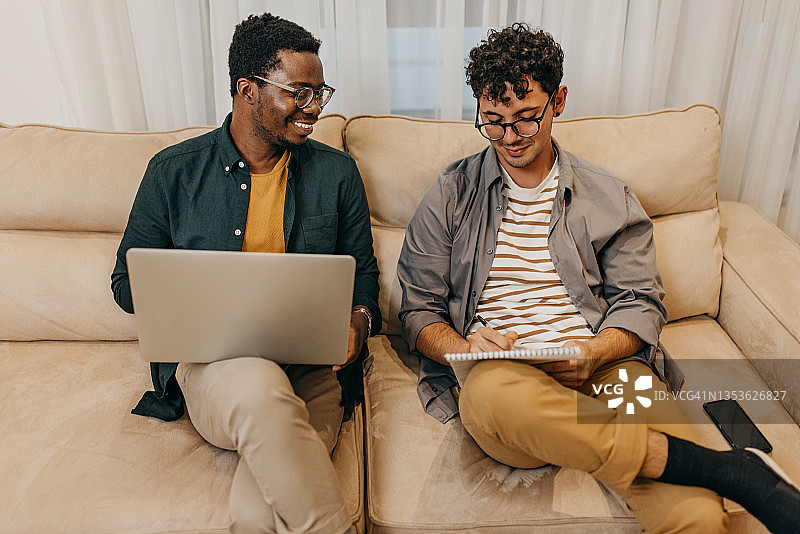 工作与男士演讲时间图片素材