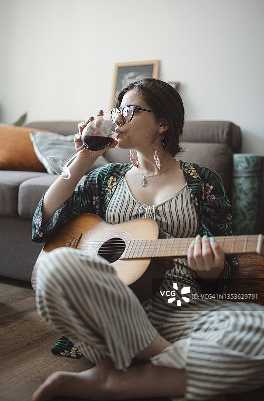 女音乐家从红酒中获得灵感图片素材