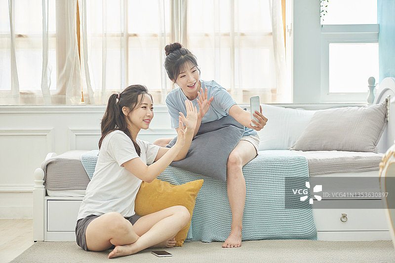 两个女人正在进行视频通话图片素材