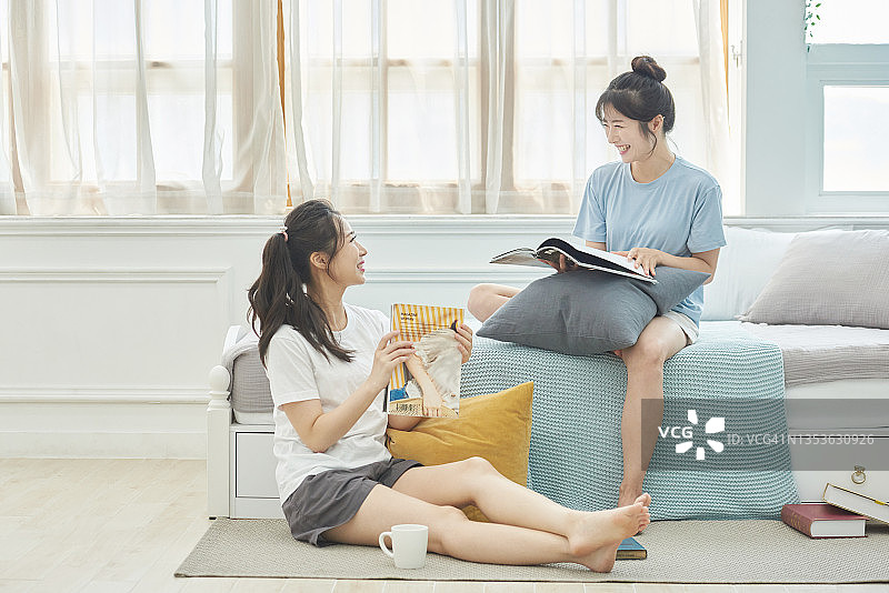 两个女人在客厅里图片素材