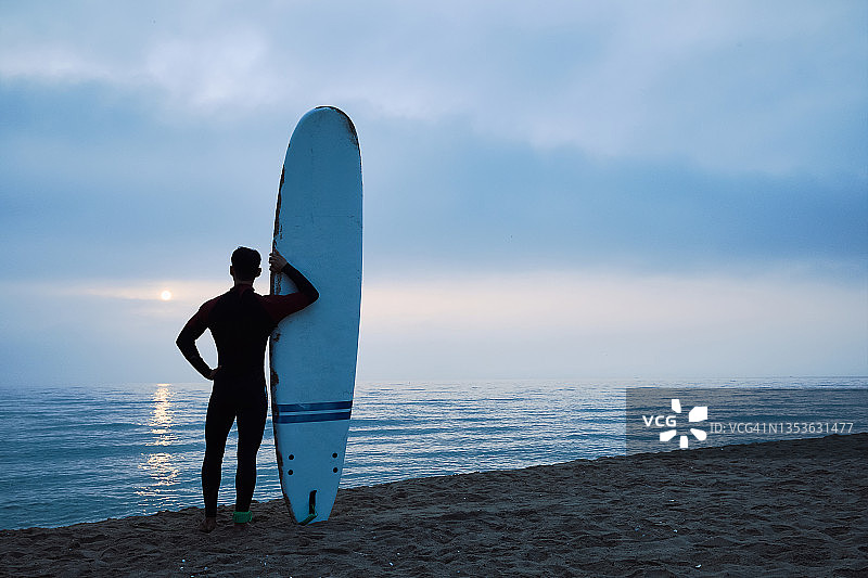 海滩上的冲浪者图片素材