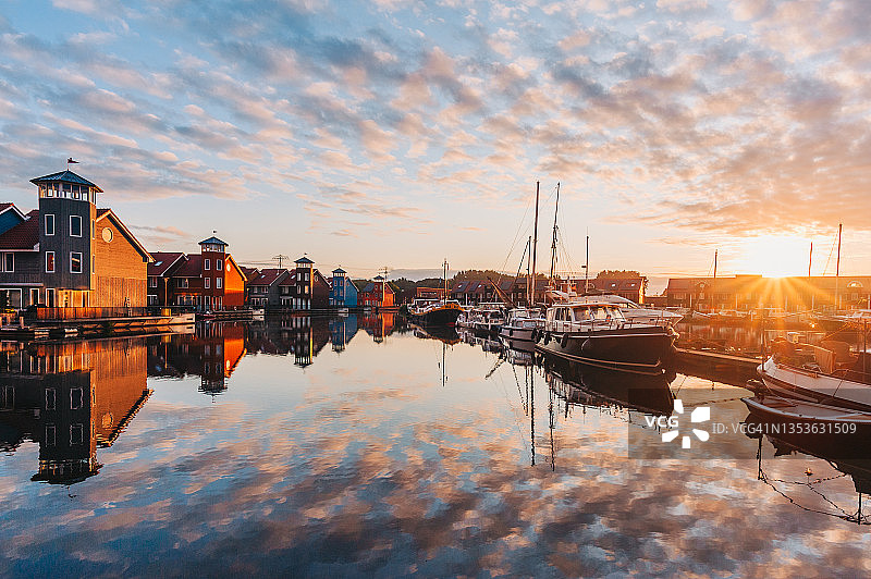 港口彩色滨水公寓日出景象图片素材