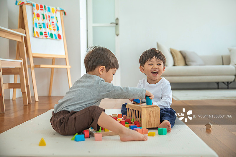 两个婴儿和玩具图片素材
