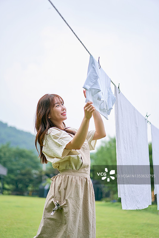 年轻女人洗衣服图片素材