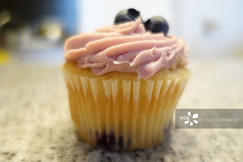 纯素蓝莓纸杯蛋糕特写，配无乳蓝莓糖霜，2021年11月于英国哈克尼咖啡店图片素材