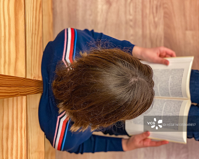 在图书馆看书的年轻青少年图片素材