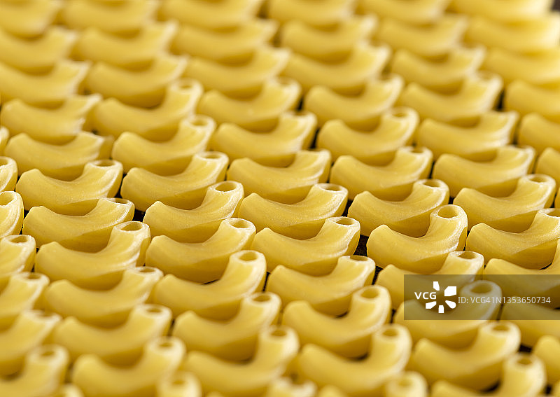 整齐排列的通心粉及其阴影高角度俯瞰图图片素材
