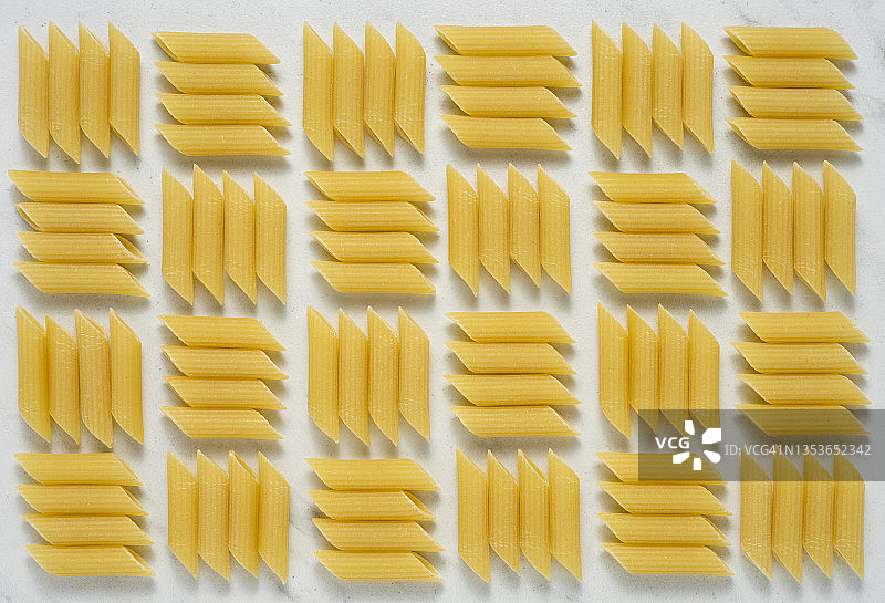 间隔棋盘格图案的意大利面图片素材