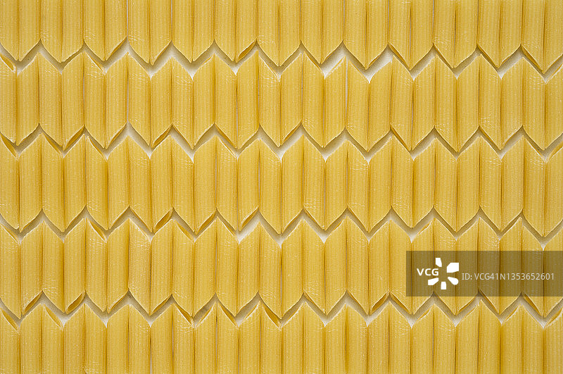 重复人字形排列的意面图片素材