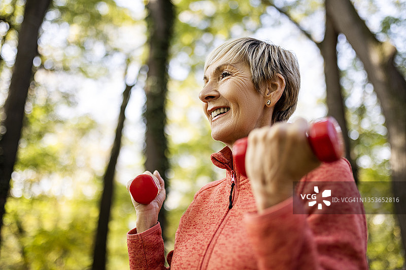 户外举哑铃图片素材