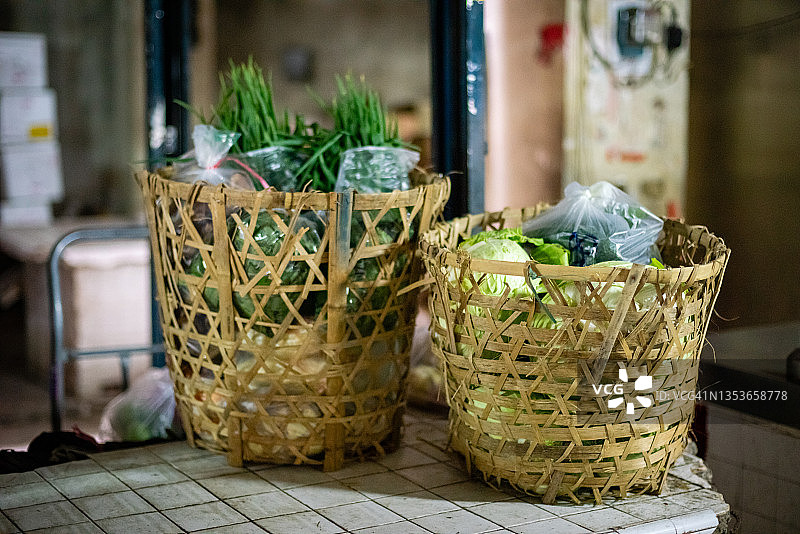 菜市场里的绿色蔬菜竹篮图片素材