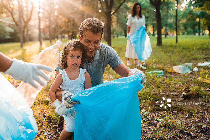 一群人在公园里打扫卫生图片素材