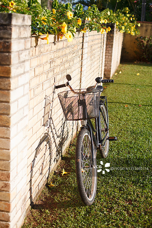 停靠在花园围墙上的自行车图片素材