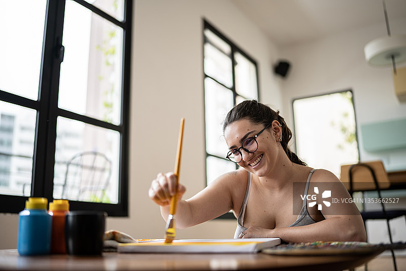 年轻女子在家绘画图片素材