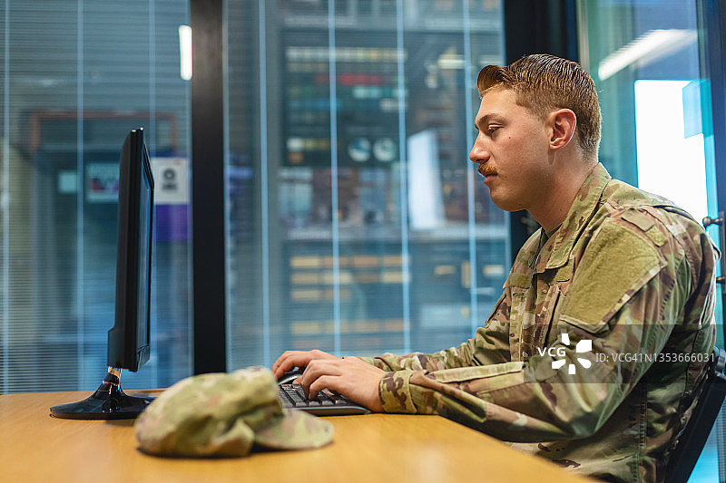 在办公室使用科技产品的白人国民警卫队军官图片素材