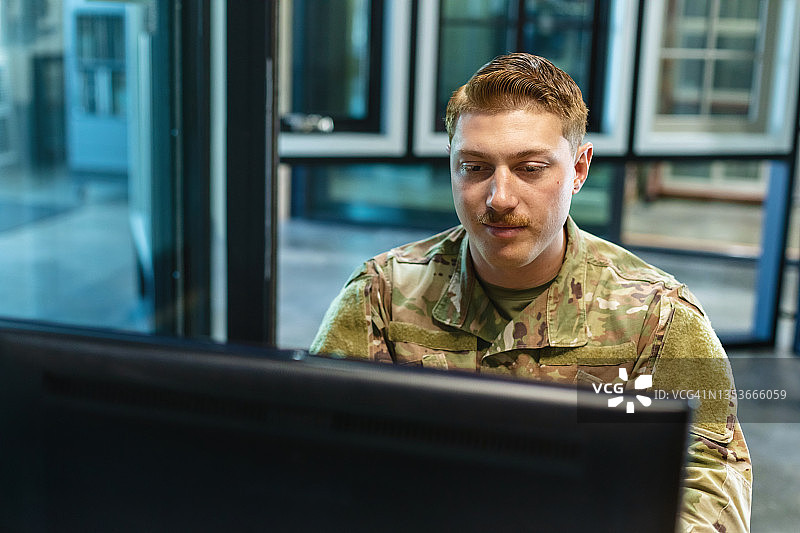 在办公室使用科技产品的白人国民警卫队军官图片素材