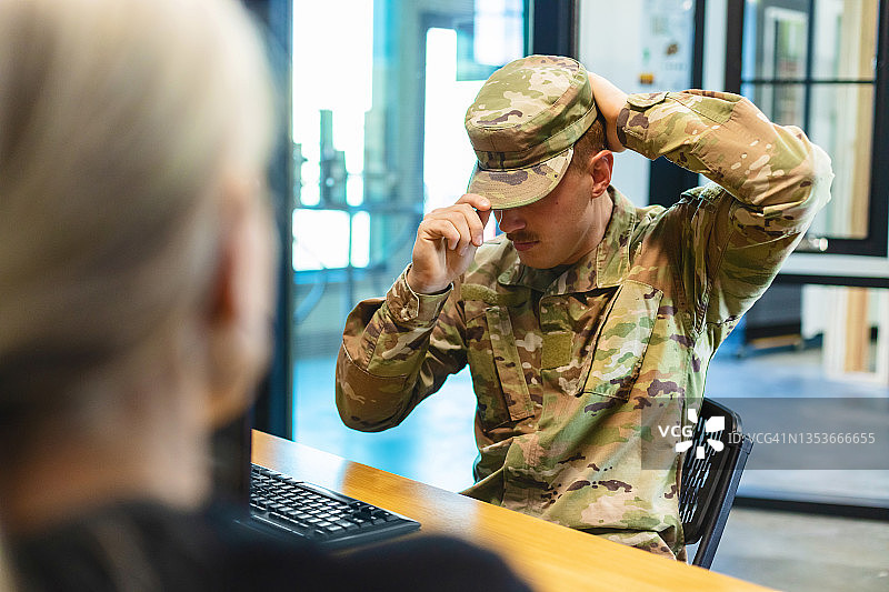 在办公室与女性会面的职业白人男性国民警卫队军官系列照片图片素材