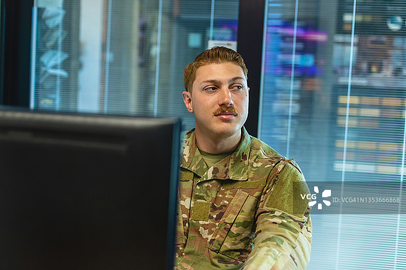 在办公室使用科技产品的白人国民警卫队军官图片素材