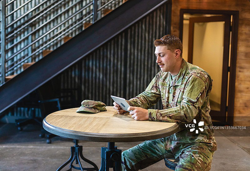 在办公室使用科技产品的白人国民警卫队军官图片素材