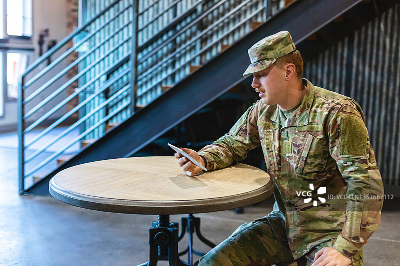 在办公室使用科技产品的白人国民警卫队军官图片素材