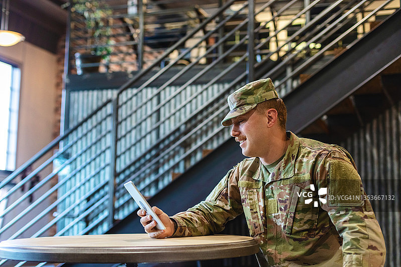 在办公室使用科技产品的白人国民警卫队军官图片素材