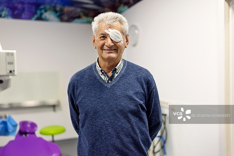 白内障手术后眼部包扎的老年男人肖像图片素材