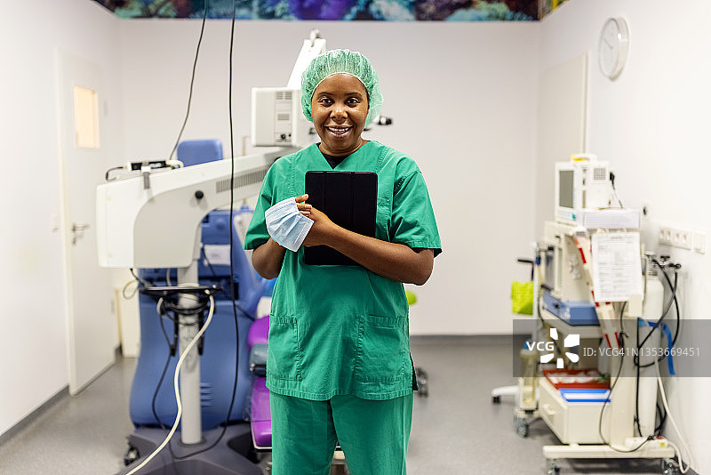 站在眼科医院手术室的护士肖像图片素材