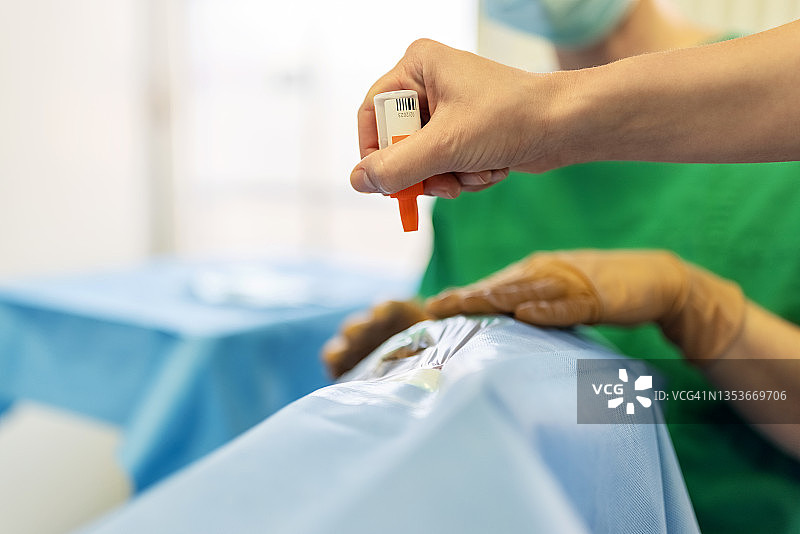 护士在术前滴眼药水图片素材