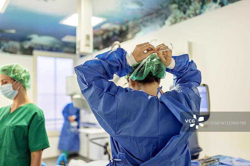 医生准备进行眼科手术图片素材