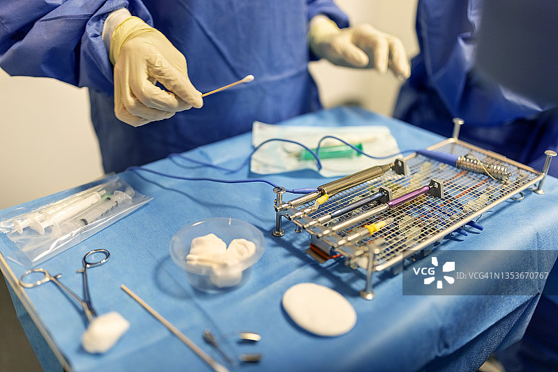 手术室无菌台上白内障手术器械图片素材