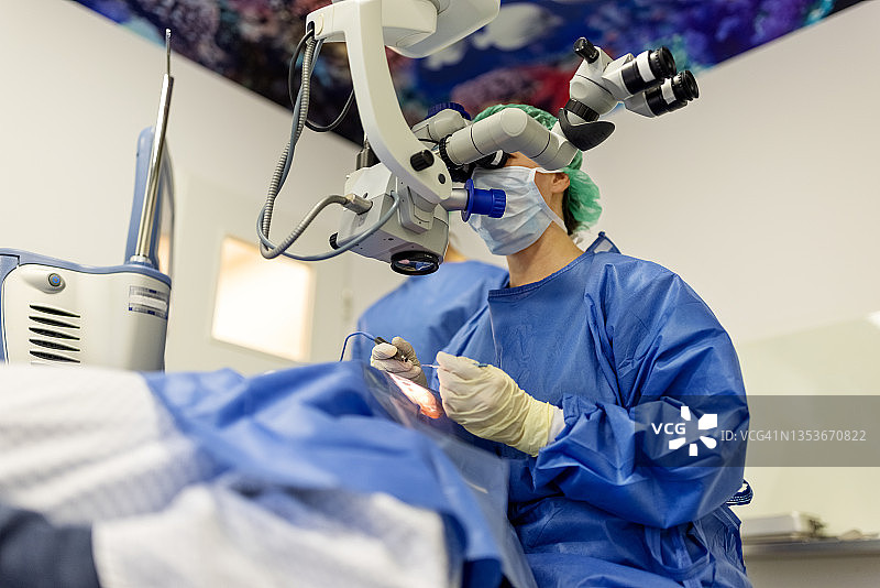 医生在医院显微镜下进行眼科手术图片素材
