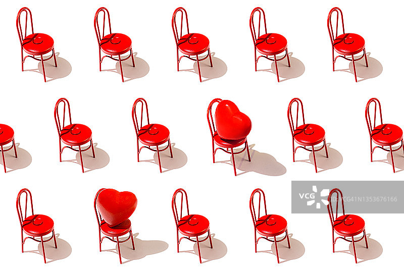 情人节概念：红色椅子图案和两颗坠入爱河的心，白色背景图片素材