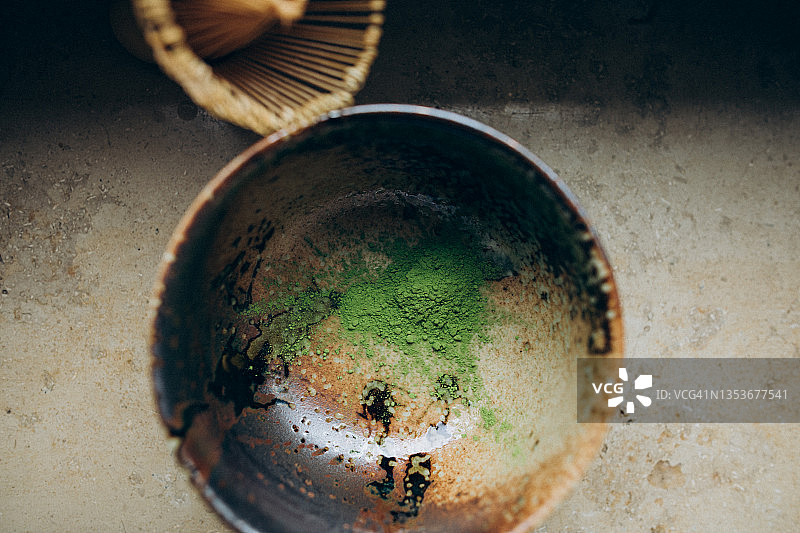 碗里的抹茶和竹刷图片素材