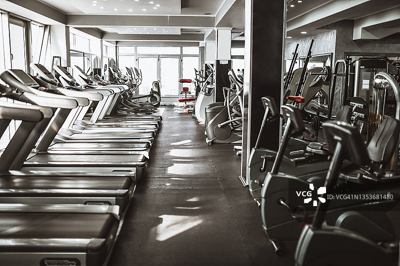 配备顶级运动器材的现代空旷健身房图片素材