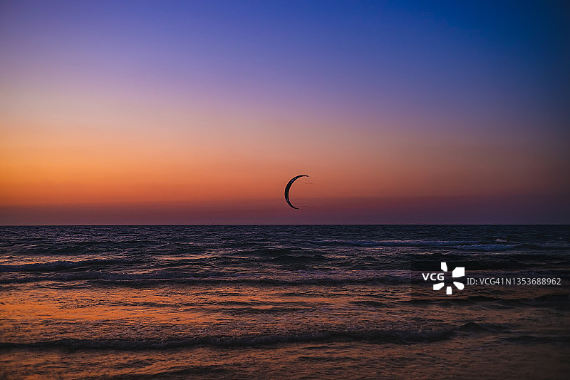 地中海日落下的风筝冲浪图片素材