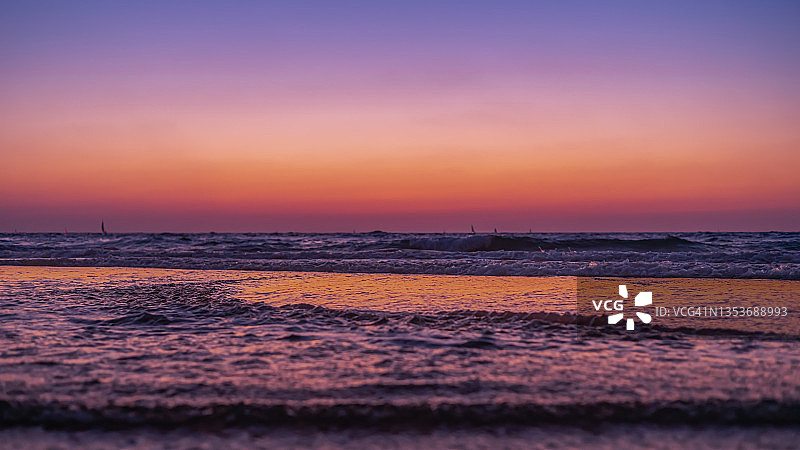 紫色调的地中海日落美景图片素材