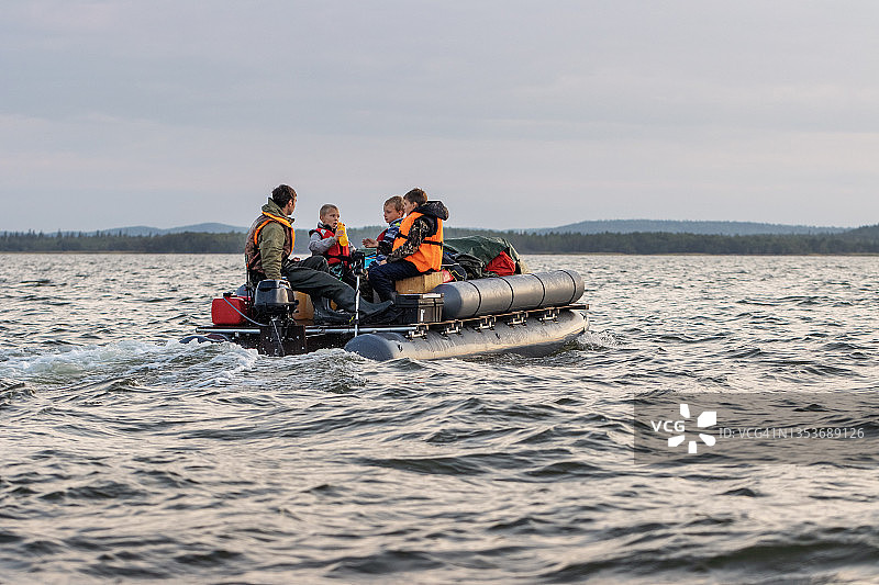 带孩子在卡累利阿湖区家庭旅行图片素材