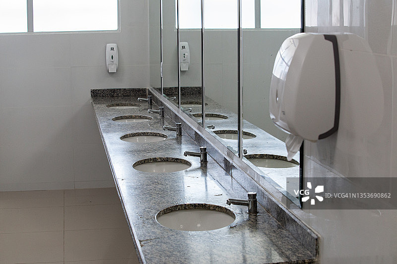 共用浴室中的水槽与镜子合集图片素材