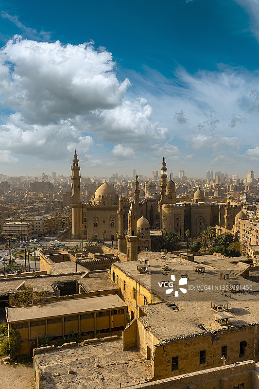 俯视：开罗的苏丹哈桑清真寺和里法伊清真寺图片素材