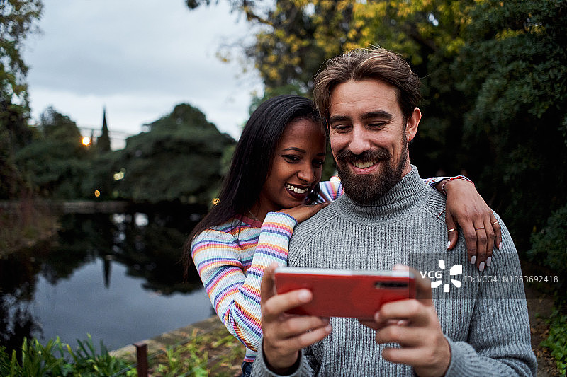 看智能手机的情侣图片素材