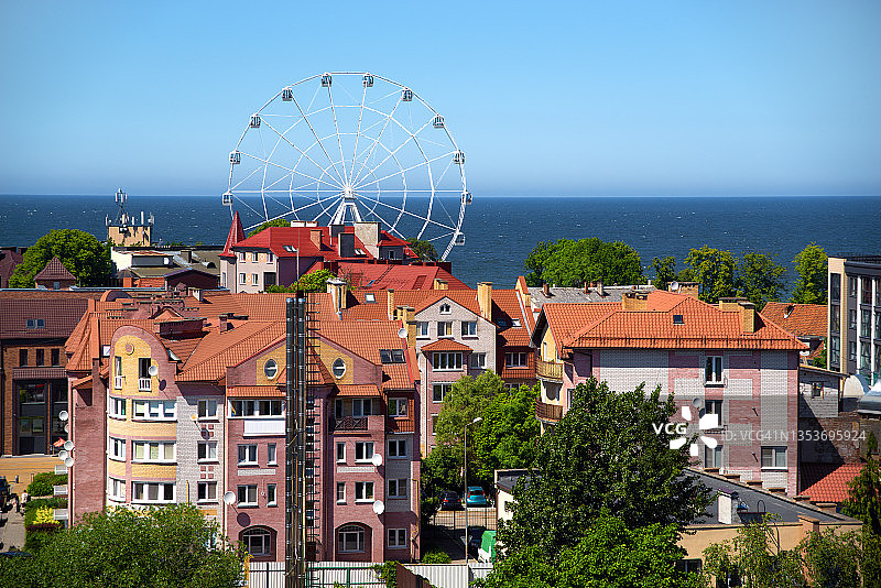 波罗的海的现代住宅多层建筑和摩天轮图片素材
