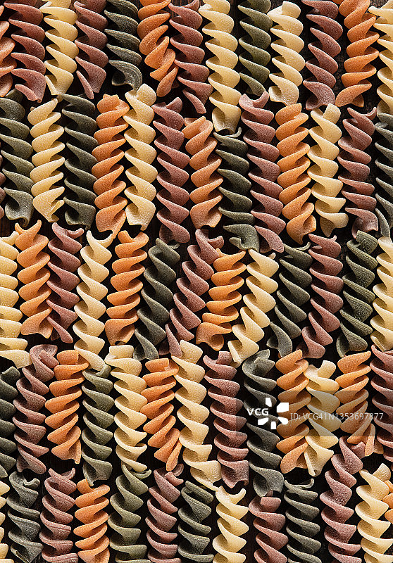 整齐排列的彩色意大利面特写图片素材