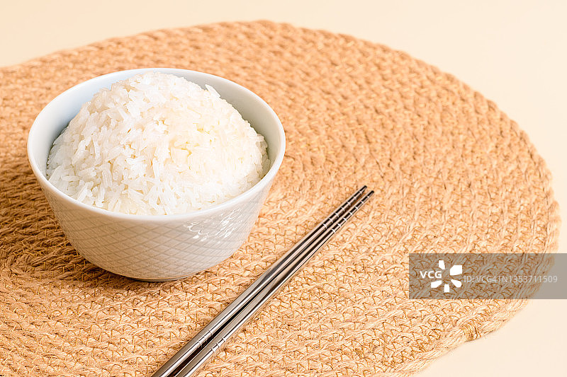 米饭和筷子图片素材