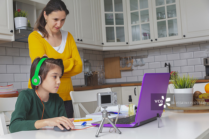 母亲辅导青少年做作业图片素材