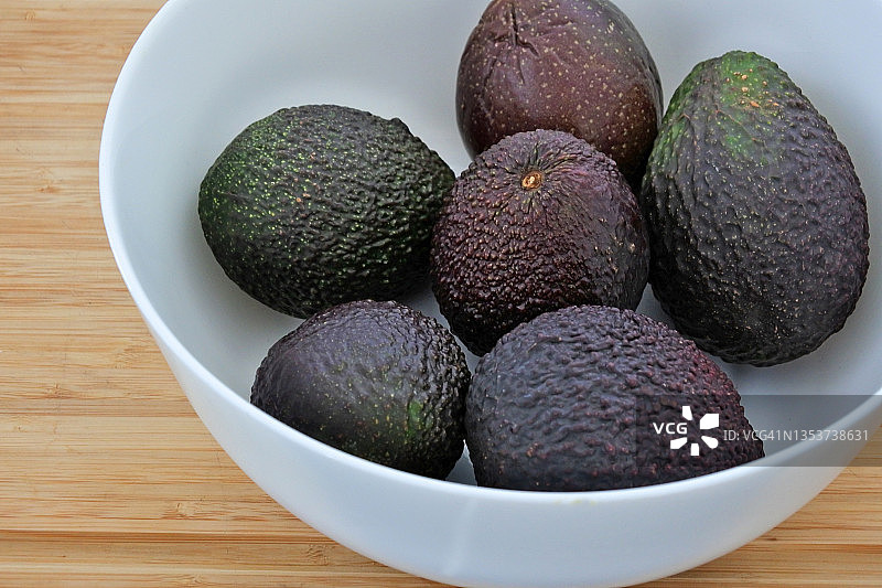 白色碗里的成熟牛油果图片素材