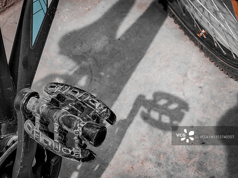 自行车脚踏板和阴影高角度拍摄图片素材