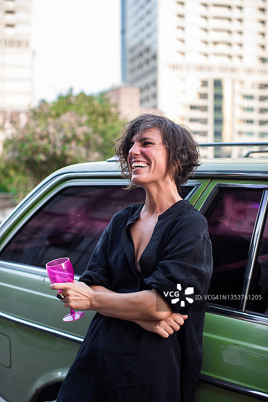 欢笑与美酒图片素材