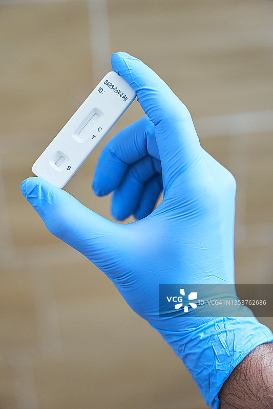 拿着新冠病毒抗原检测的人图片素材