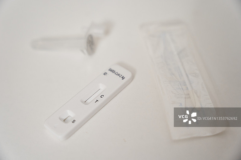 白色背景下的新冠病毒测试盒特写图片素材